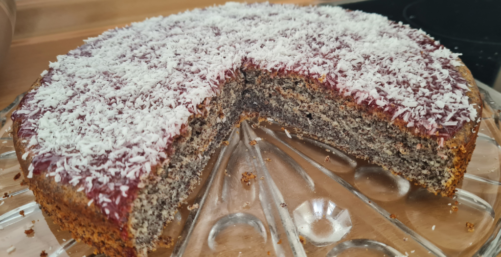 Joghurt-Mohn Kuchen auf einer Glasplatte