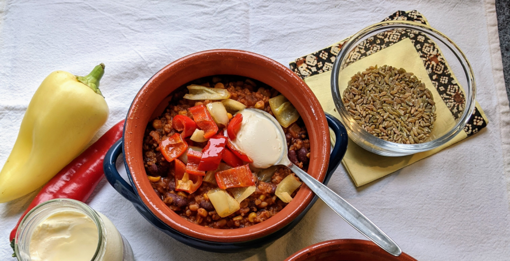 Chili Sin Carne angerichtet mit Grünkern und Paprika